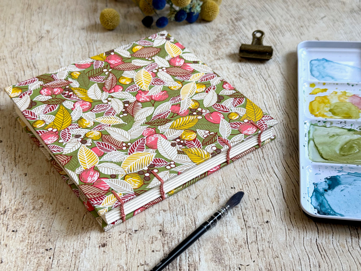 Carnet d'aquarelle couverture motifs feuilles fruits et baies