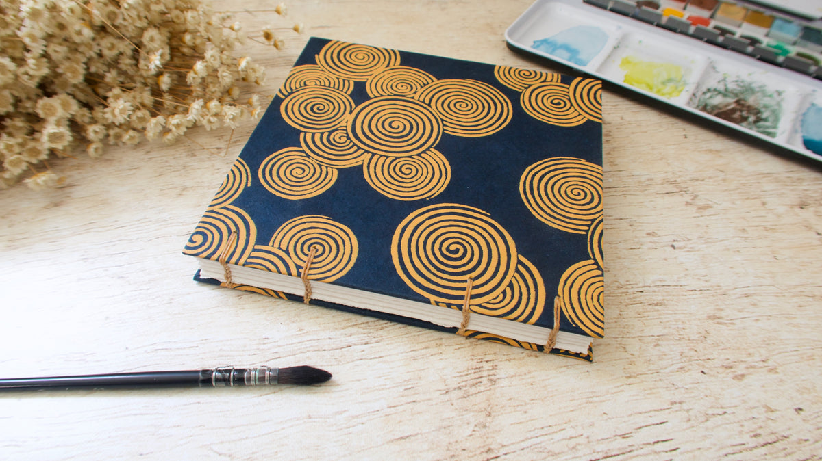 Carnet d'aquarelle découverte avec sa reliure copte et couverture motif spirales