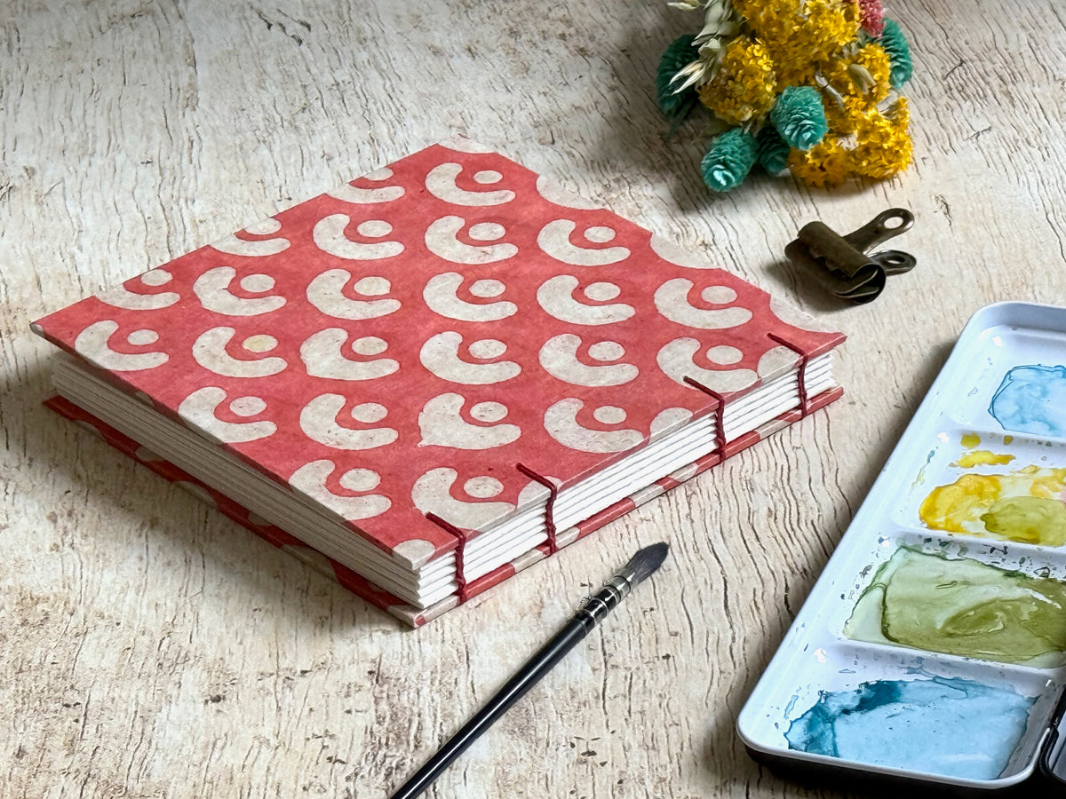 Reliure copte avec un fil rouge sur le carnet d'aquarelle carré papier 100 % coton, couverture Lune rouge