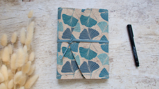 Carnet notes artisanal fait main format A5 couverture en liège à motif feuilles de gingko