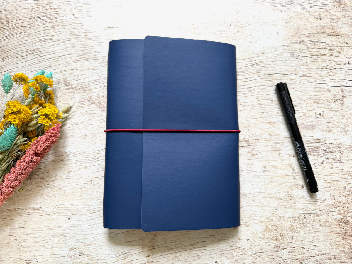  Carnet rechargeable artisanal conçu pour durer et accueillir de nouveaux cahiers