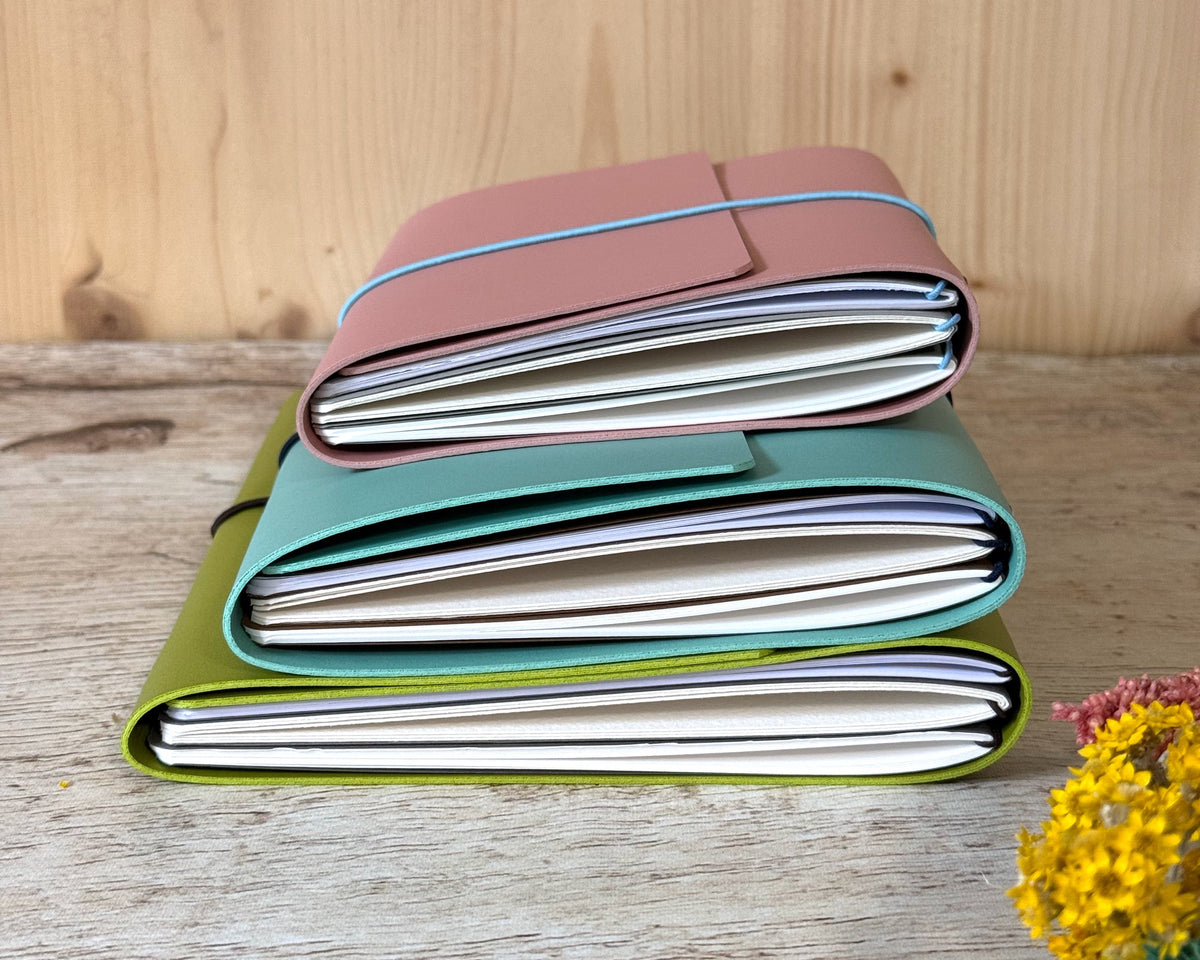 Trois carnets rechargeables de trois formats et couleurs différents