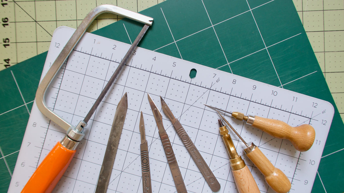 Travailler avec des outils pendant l'atelier de reliure