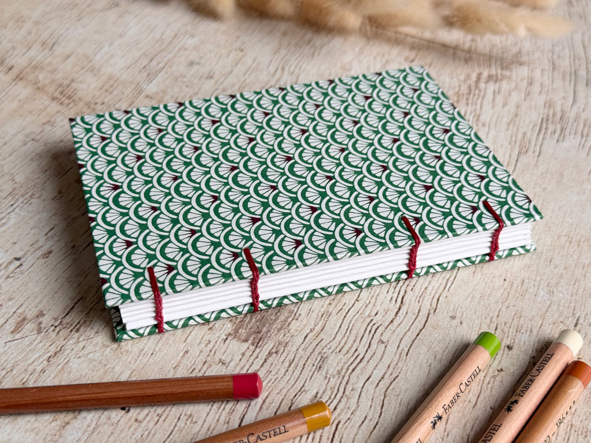 Détail du papier de croquis et de la reliure cousue main du carnet Chrysanthèmes de mer