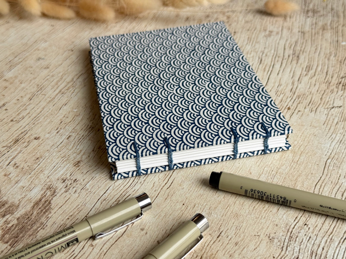 Détail du papier de croquis et de la reliure cousue main