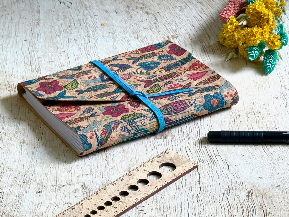 Détail du grain naturel et doux du liège sur la couverture du carnet Poissons