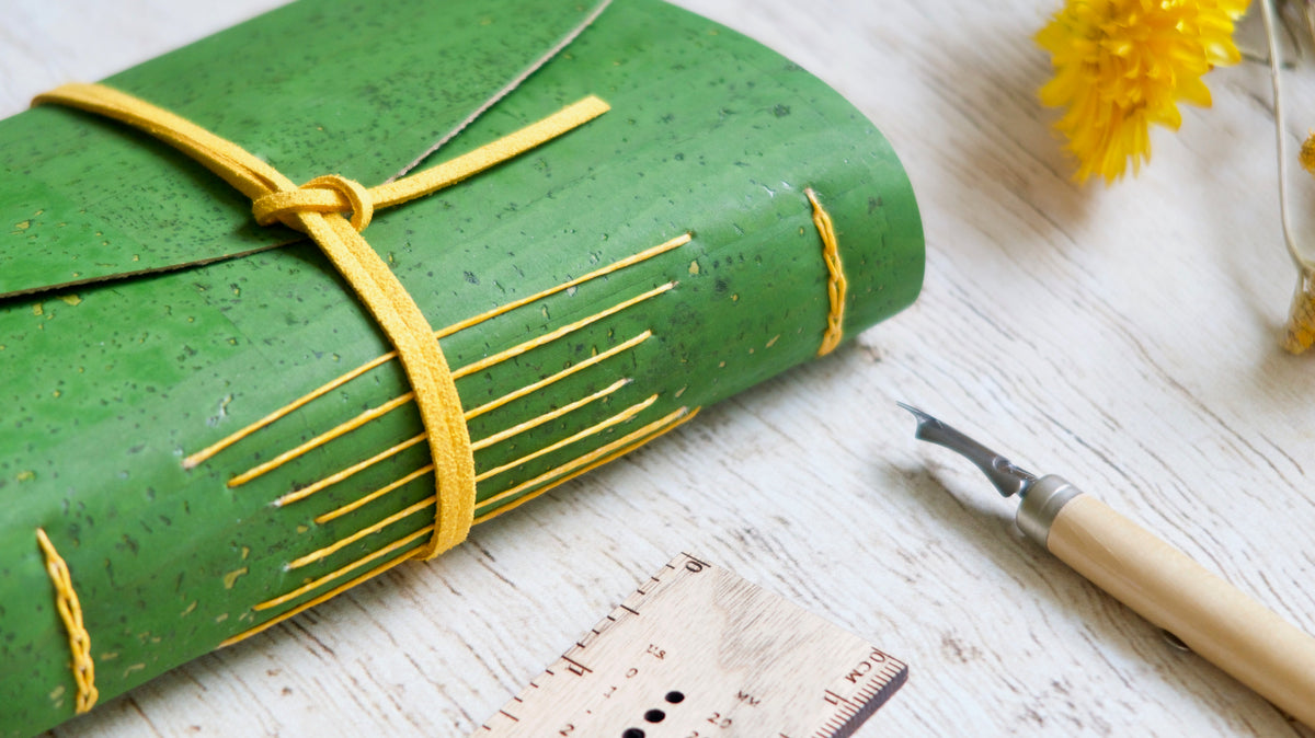 Détail du grain du liège sur la couverture du carnet uni vert